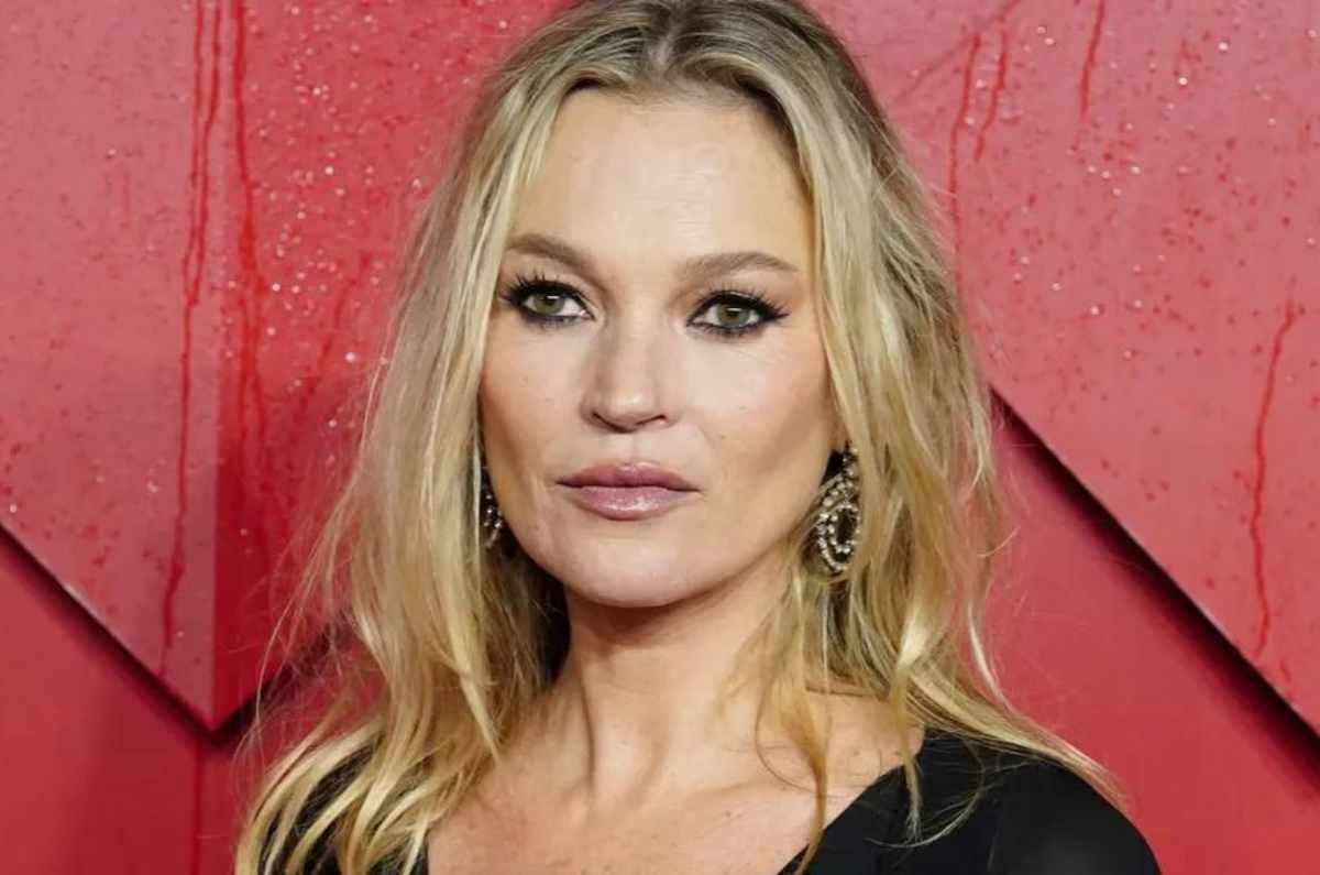 Kate Moss muestra como llevar abrigo animal print con botas negras si tienes más de 50+