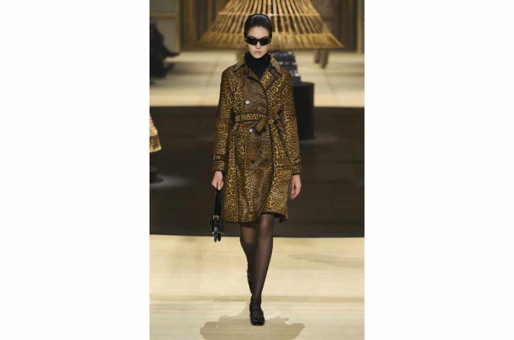 Kate Moss muestra como llevar abrigo animal print con botas negras si tienes más de 50+ 2