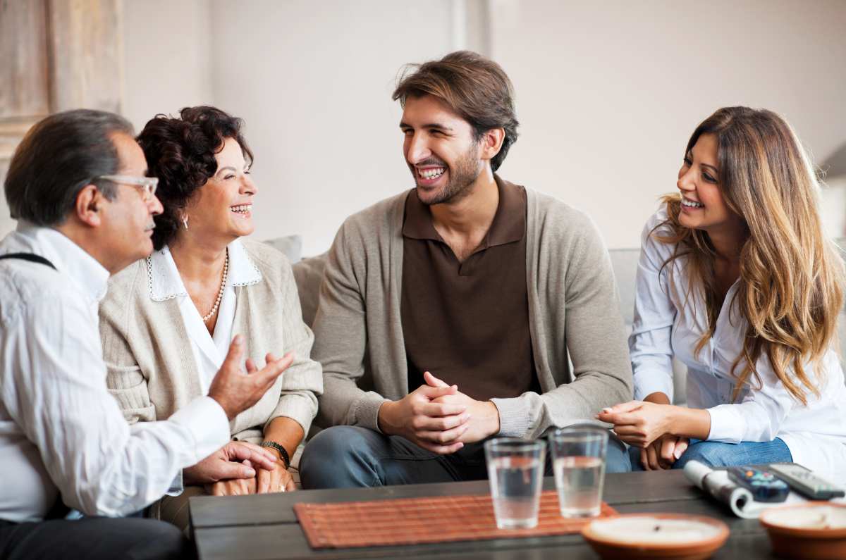 5 formas de apoyar económicamente a tus padres sin sacrificar tu bienestar financiero