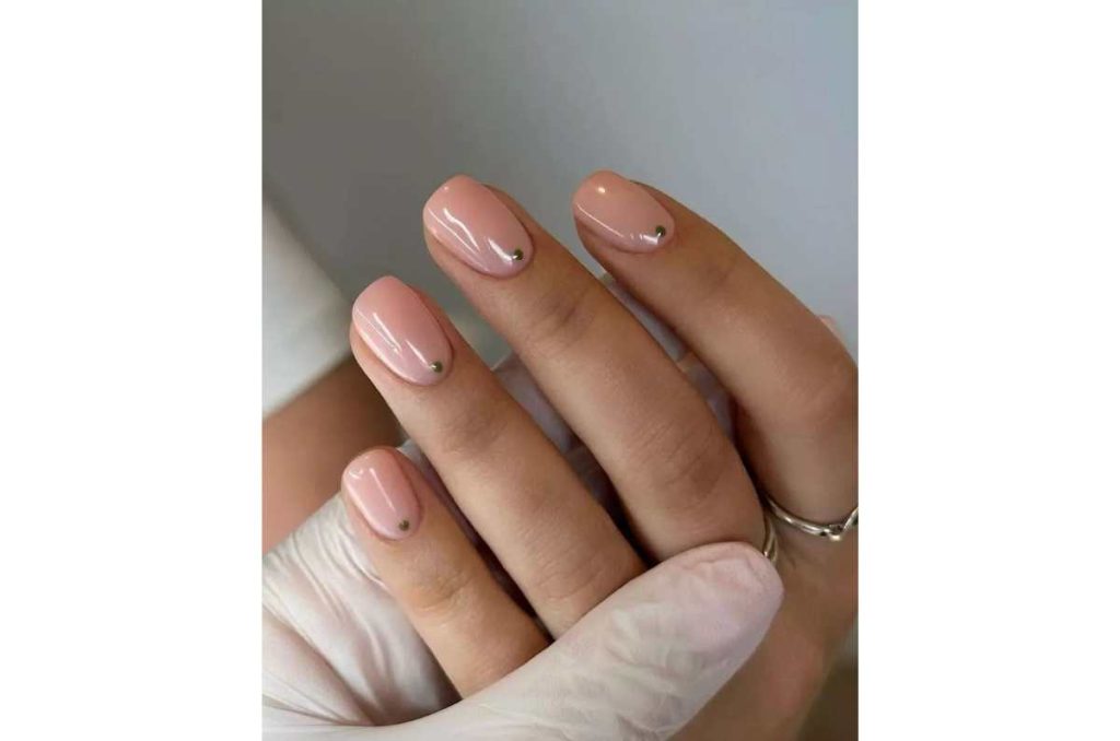 10 diseños de uñas neutros ideales para cualquier ocasión si tienes 40+ 2