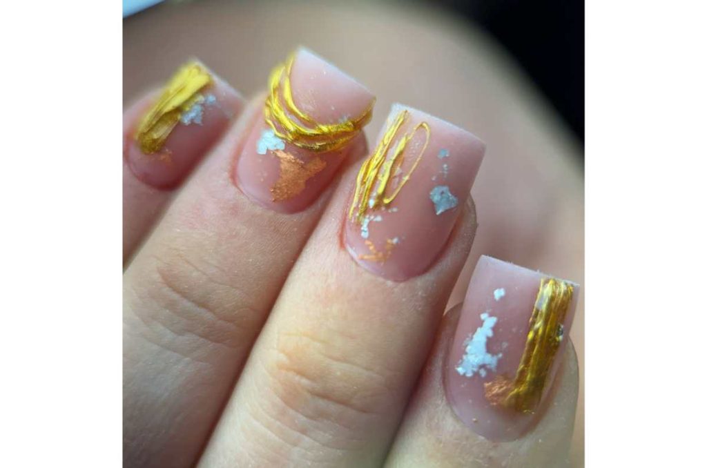 10 diseños de uñas neutros ideales para cualquier ocasión si tienes 40+ 9