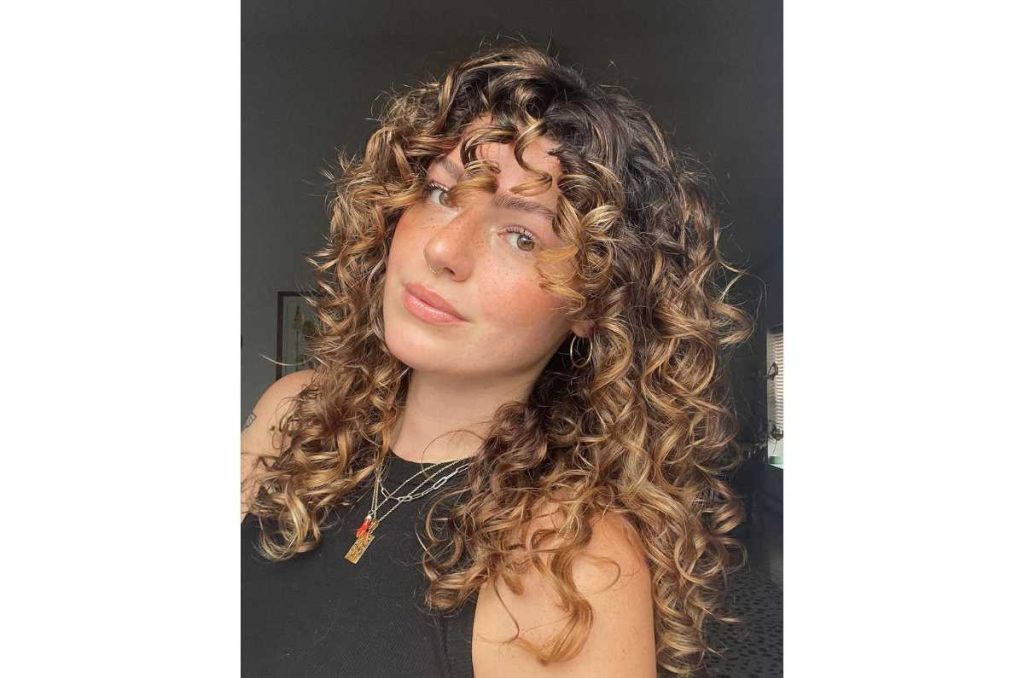 4 tips para llevar fleco en cabello rizado como una pro 2