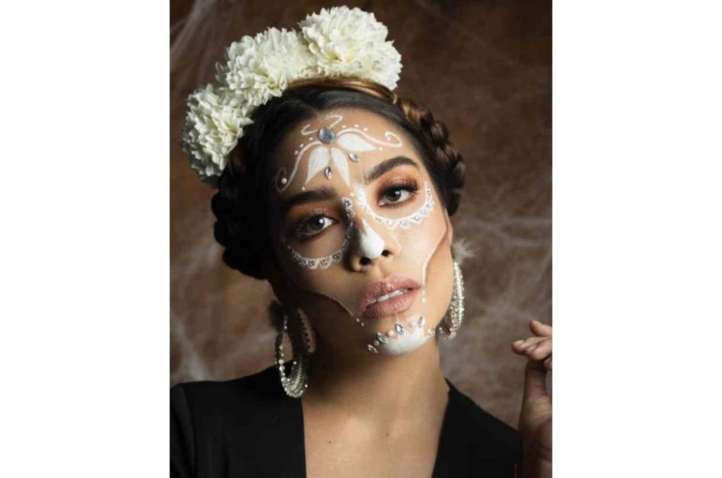 Maquillajes de Catrina con piedritas fáciles de hacer 4