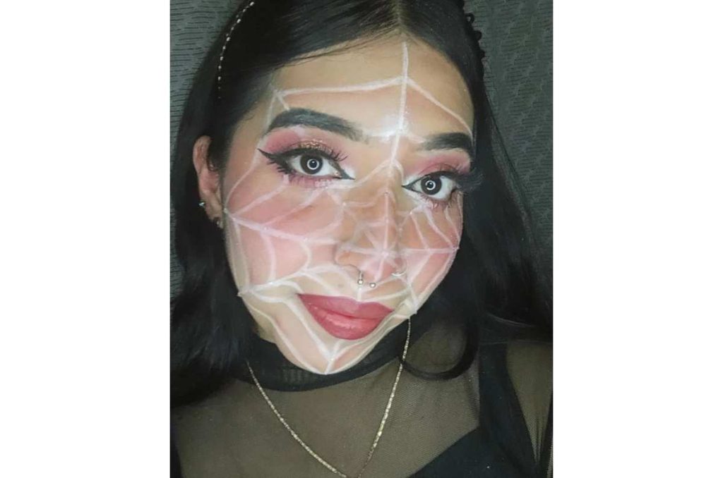 Cara de mujer con maquillaje de fantasía para Halloween