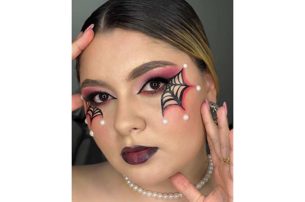 Mujer con maquillaje fácil y rápido para Halloween