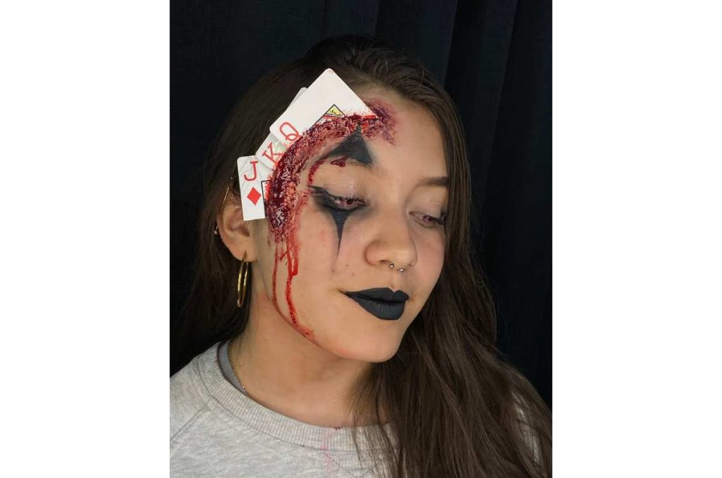Mujer con cartas de póker en la cabeza 