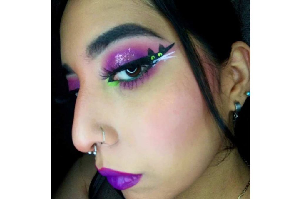 Maquillaje para Halloween con gato en los ojos