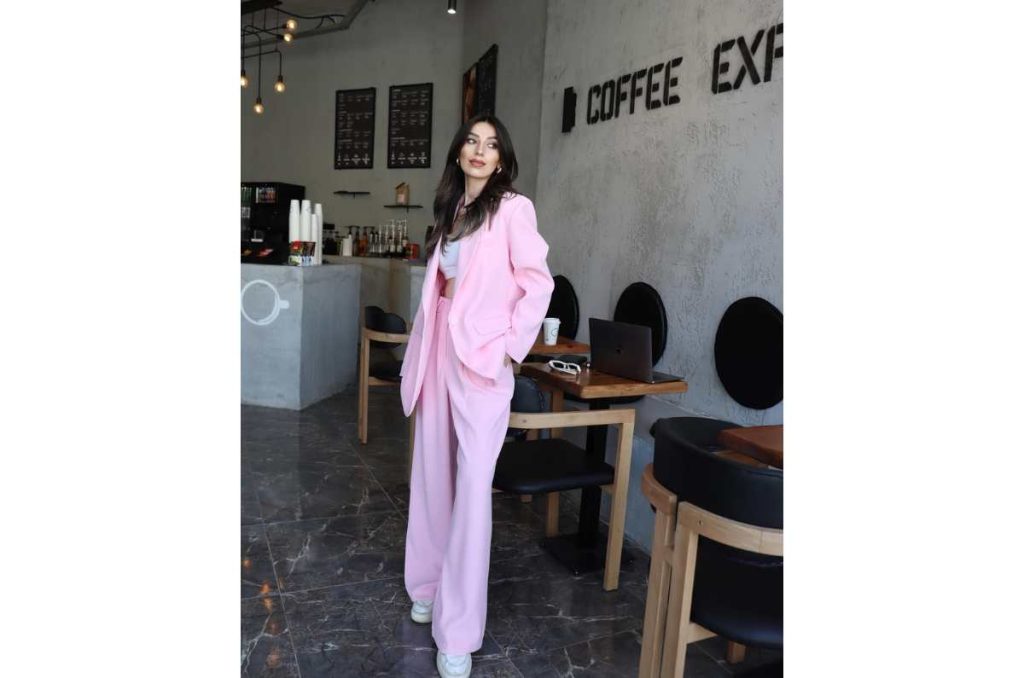 Looks de lunes a viernes: 5 combinaciones con tenis para cada día 3