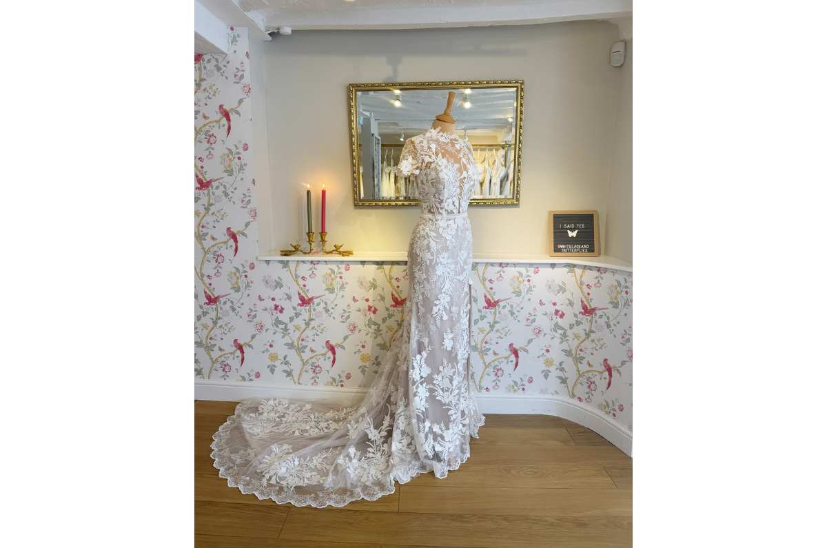 2. Vestido con detalles de encaje
