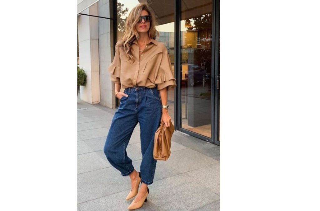 Qué blusas usar con mom jeans si tienes 40+ 1