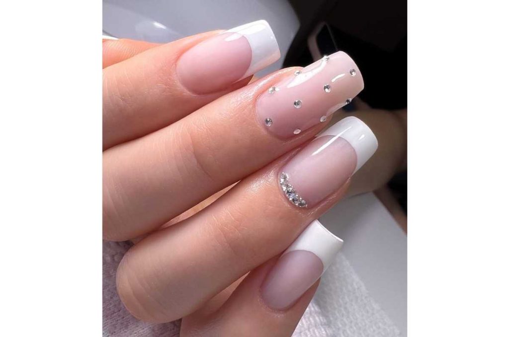 7 diseños de uñas con cristales que sí se ven elegantes 1