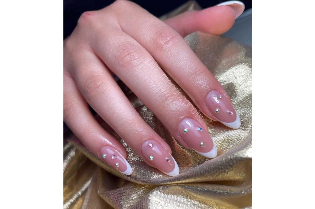 7 diseños de uñas con cristales que sí se ven elegantes 6