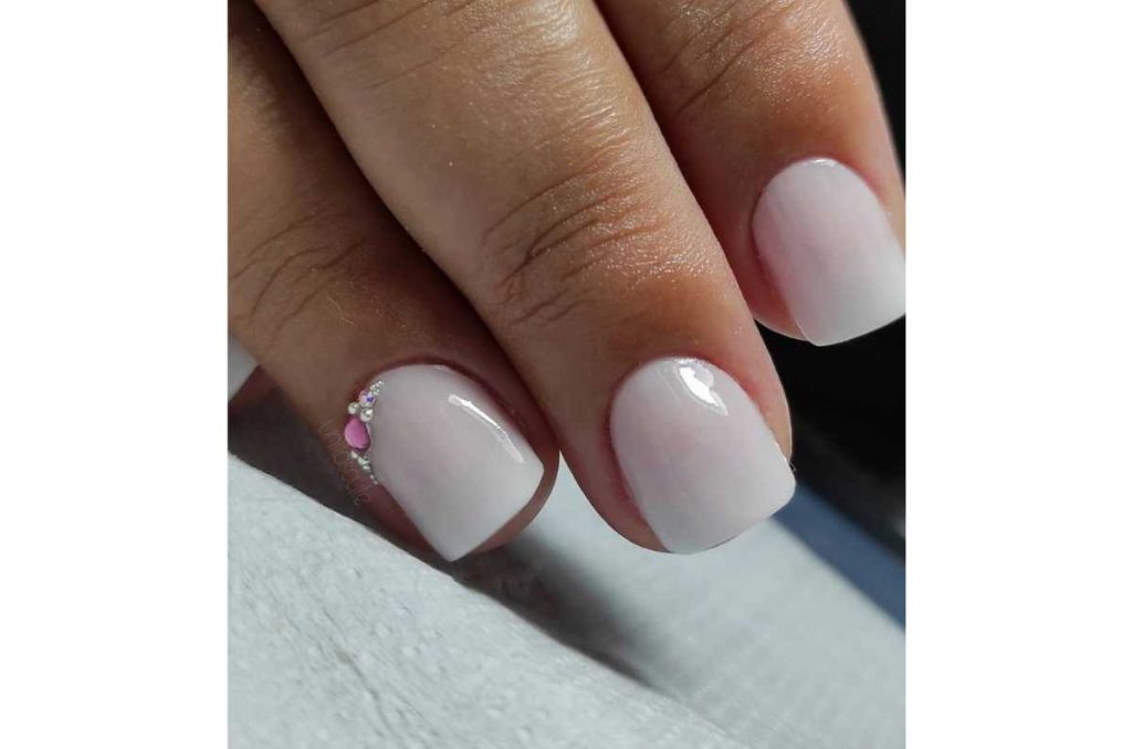 7 diseños de uñas con cristales que sí se ven elegantes 2