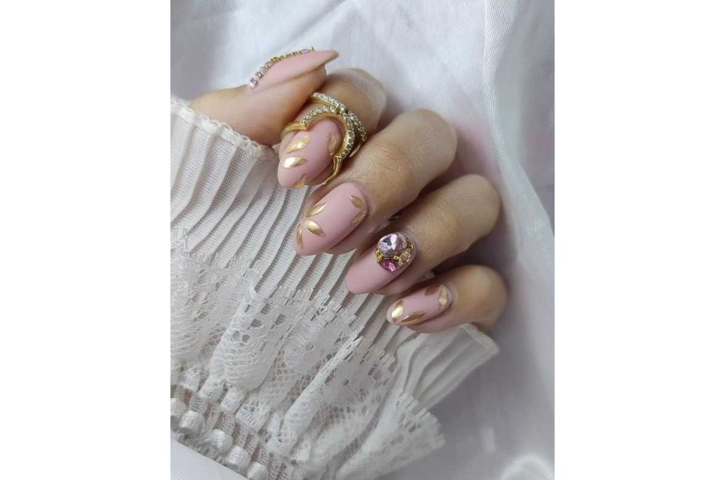 uñas mate con cristales
