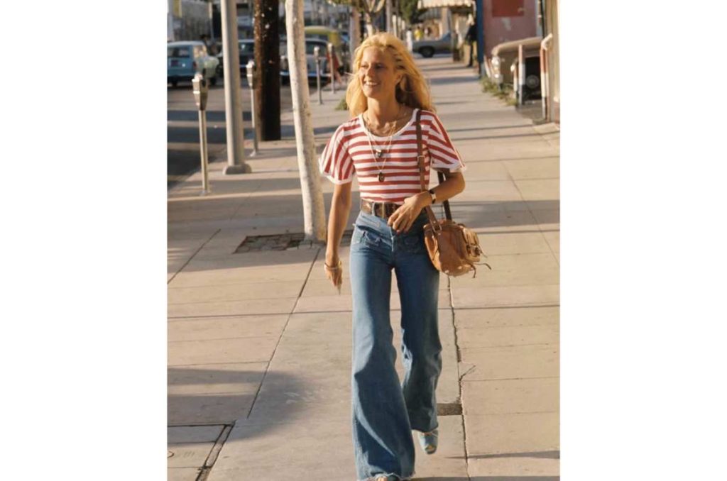 ¿Qué blusas o camisetas son las más recomendadas para usar con pantalones de corte campana? 2