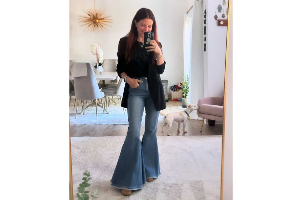 outfit sencillo con pantalones acampanados