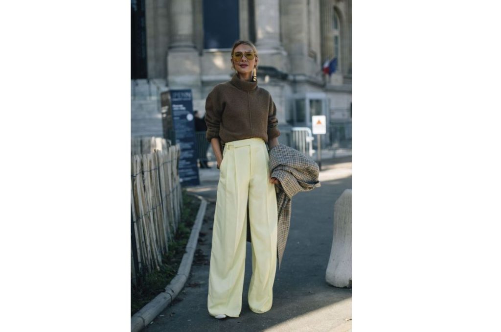 Cuáles blusas combinar con pantalones anchos para un look perfecto 0