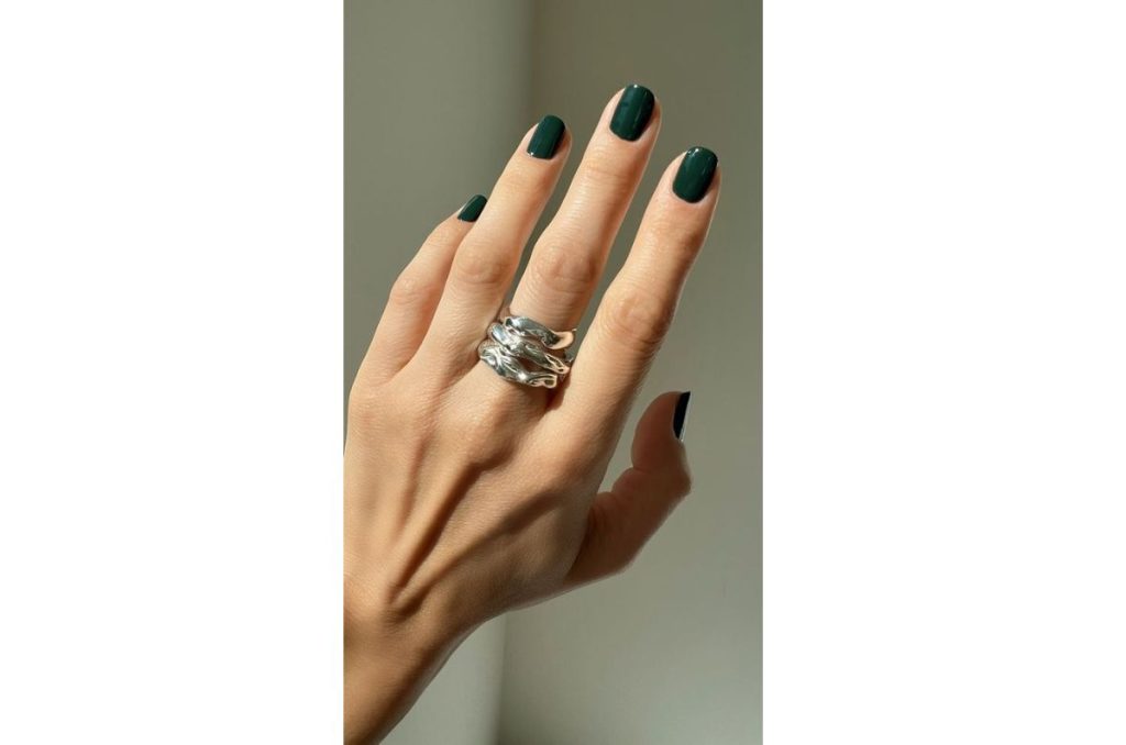 Diseños de uñas para Navidad 2024 para mujeres con gustos sofisticados 1