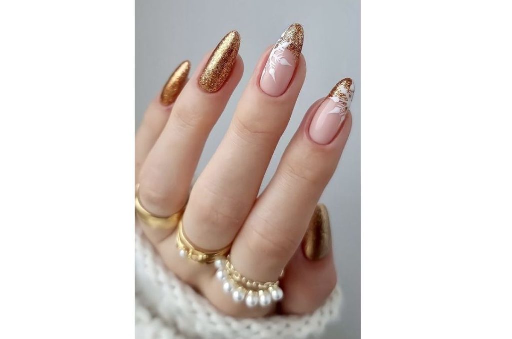 Diseños de uñas para Navidad 2024 para mujeres con gustos sofisticados 4