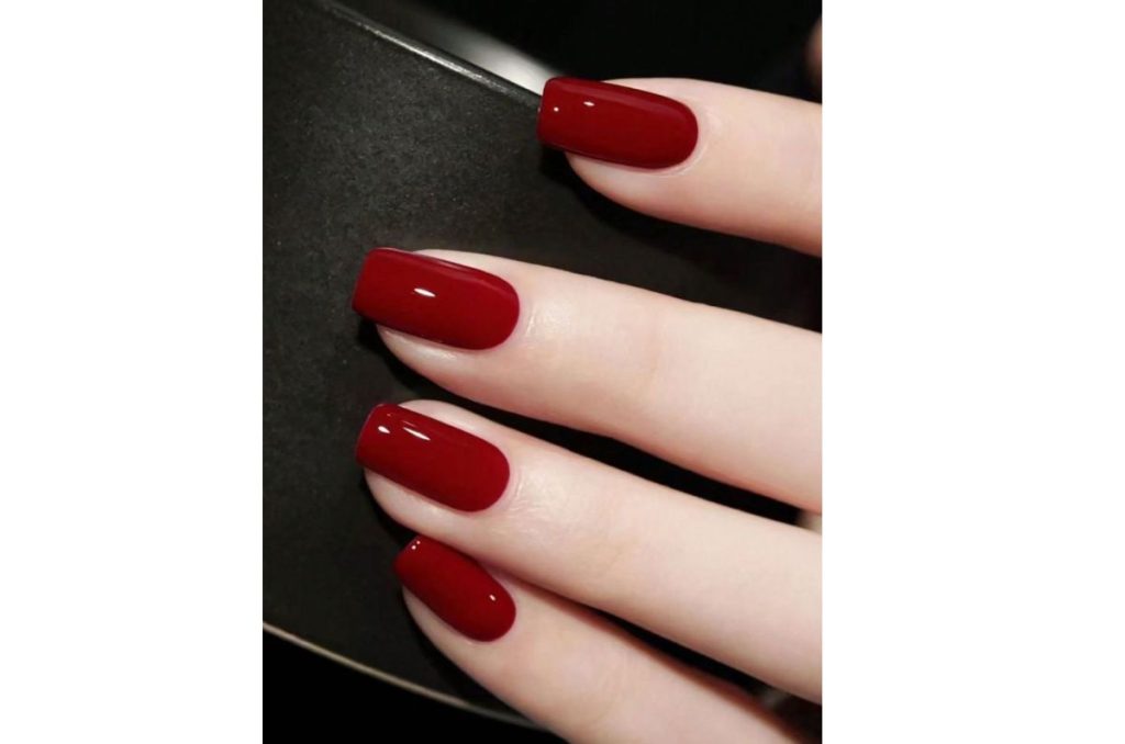 8 diseños originales de uñas rojas para Navidad si amas este color 2