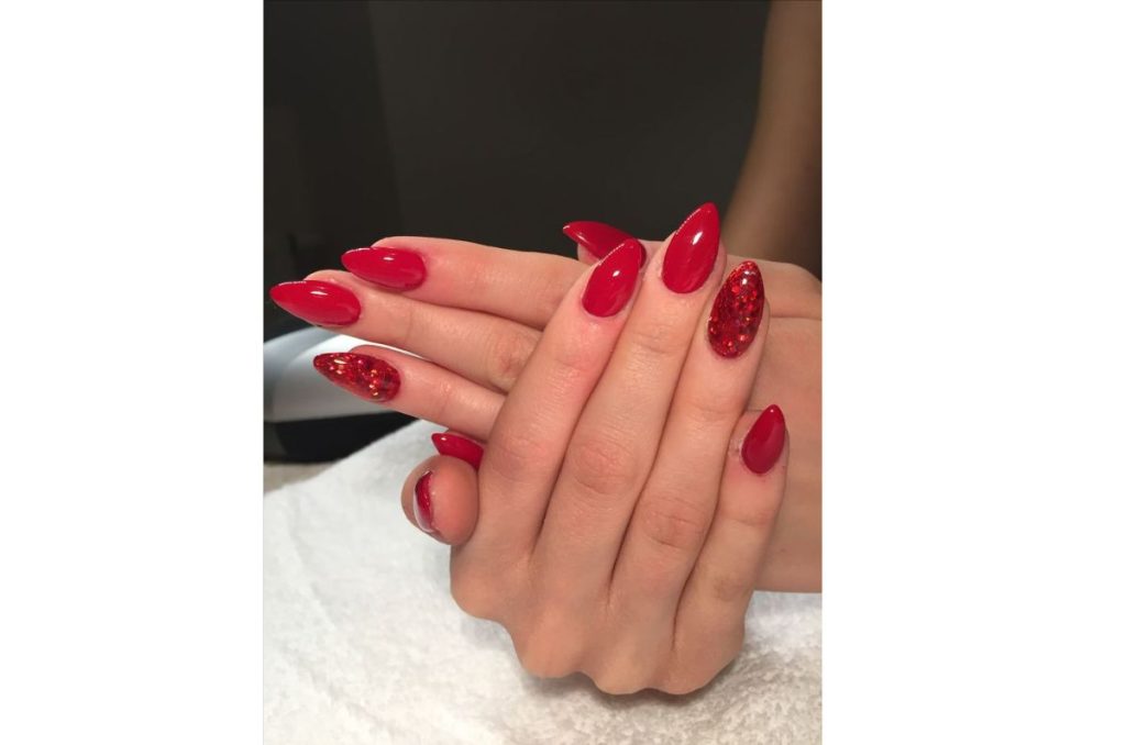 8 diseños originales de uñas rojas para Navidad si amas este color 4