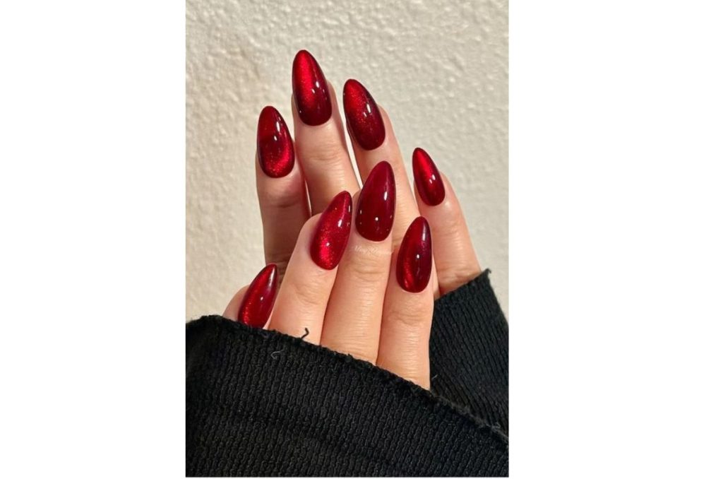 8 diseños originales de uñas rojas para Navidad si amas este color 5