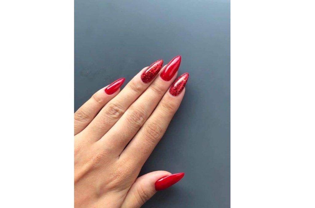 8 diseños originales de uñas rojas para Navidad si amas este color 6