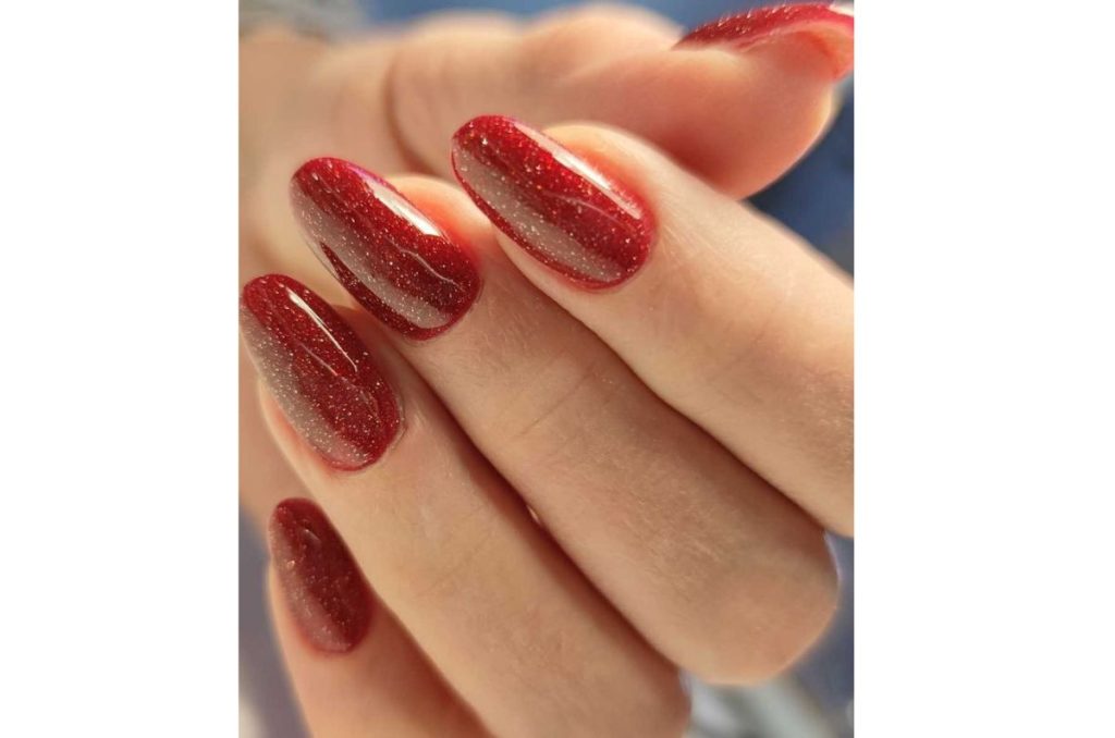 8 diseños originales de uñas rojas para Navidad si amas este color 7