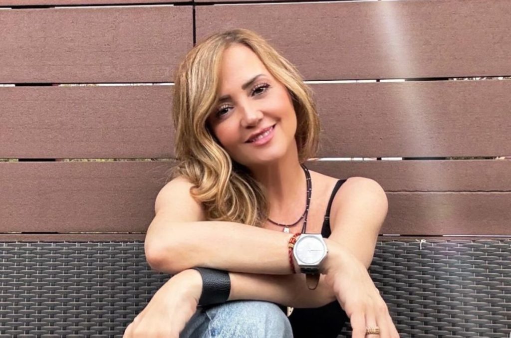 Andrea Legarreta muestra cómo lucir maxi escote si tienes 50+