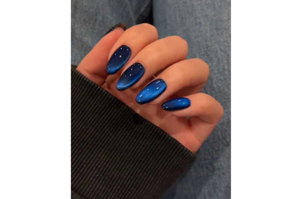 Uñas azul profundo