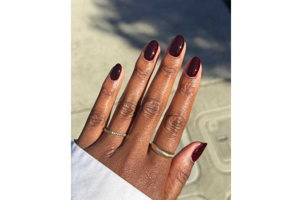 Burgundy color de uñas