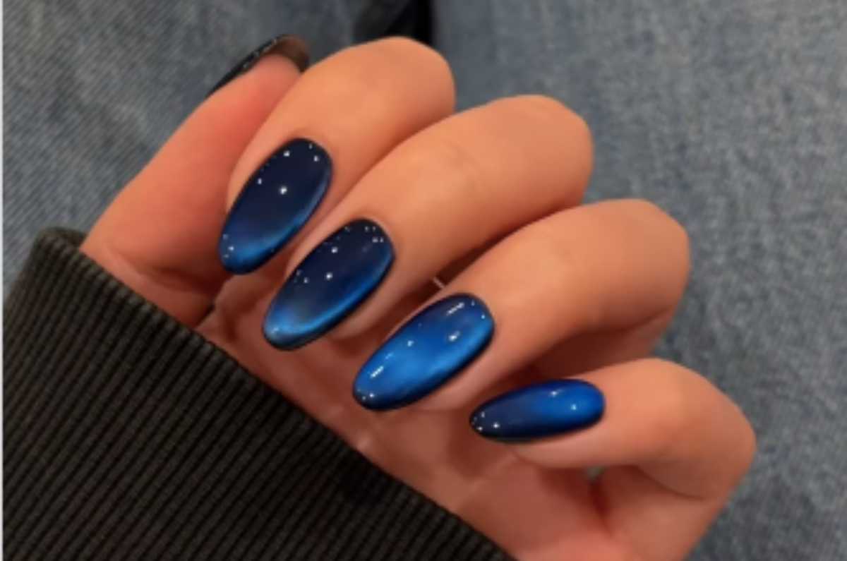 6 colores de uñas oscuros y profundos en tendencia este diciembre