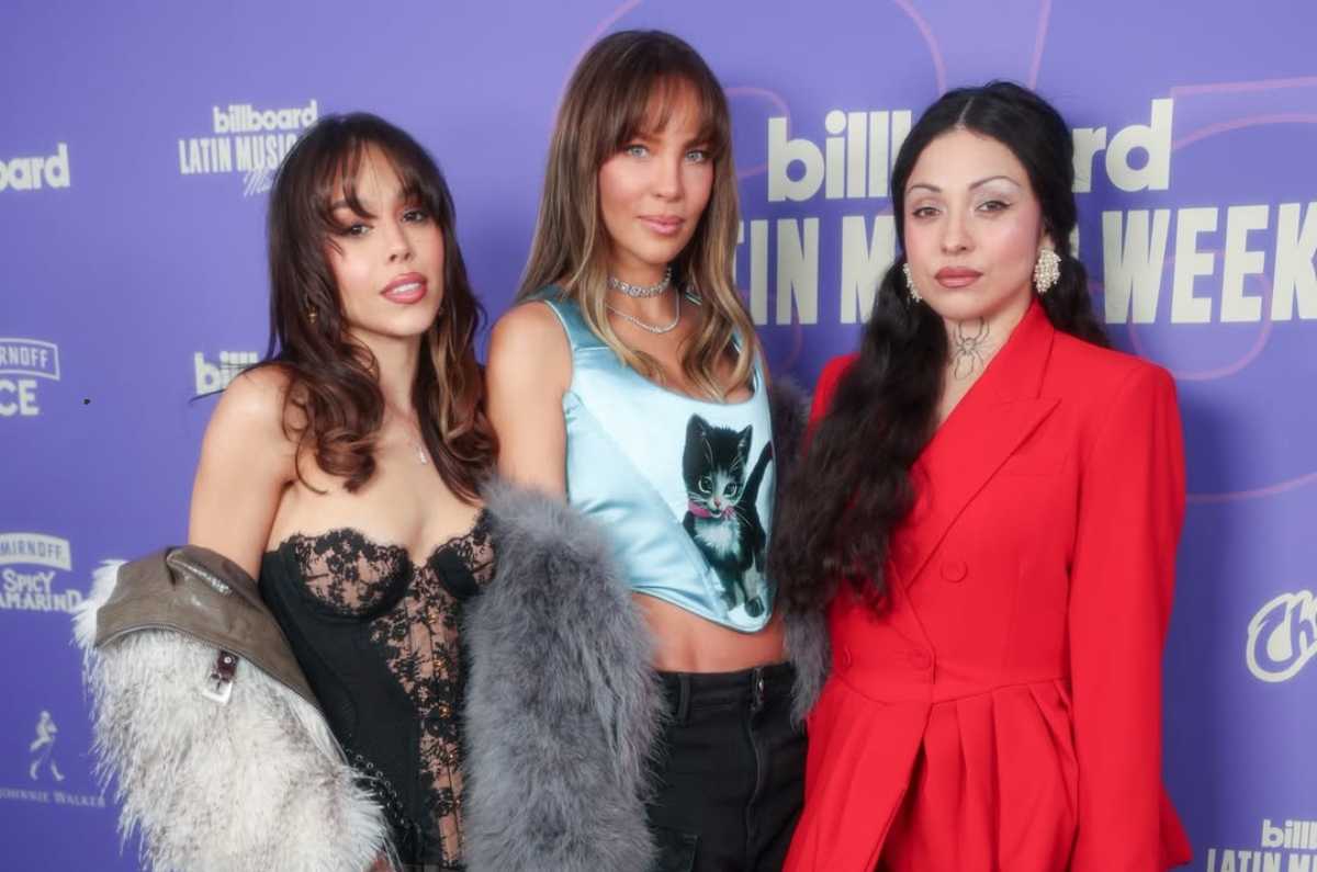 Danna trata de interrumpir a Belinda en rueda de prensa; así de aplaudible reaccionó la cantante de “Sapito”