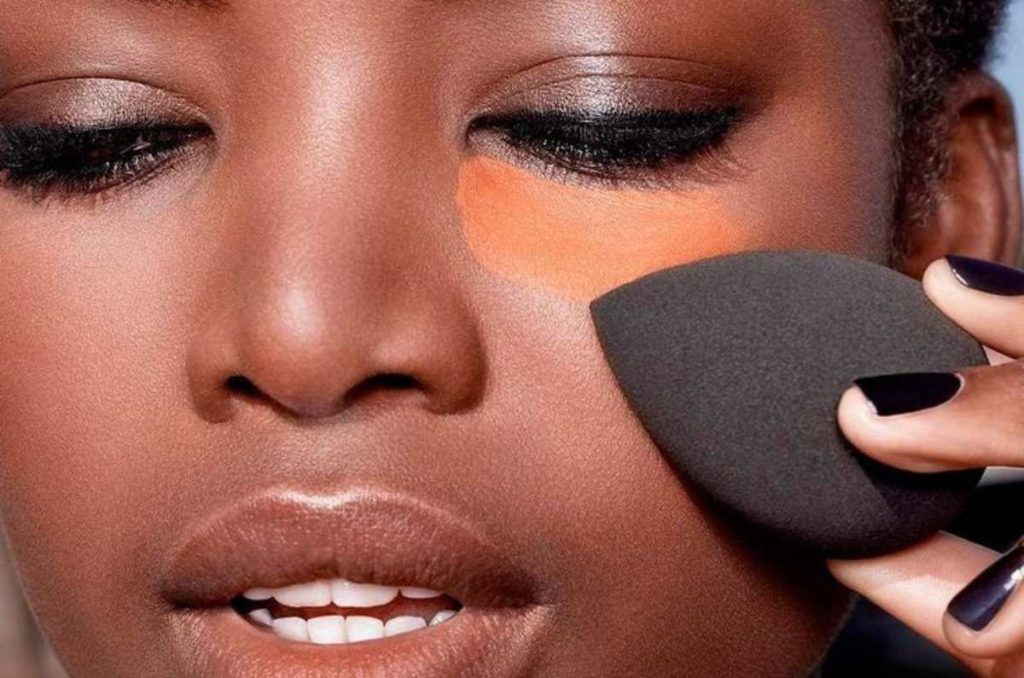 Corrector de ojeras naranja