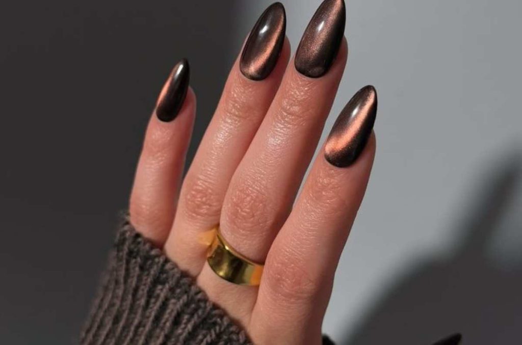 Uñas almendradas con efecto cat eye café
