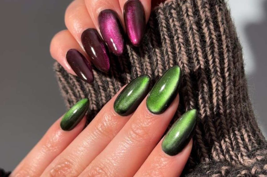 Uñas decoradas en tonos verde vibrante y rosa brillante