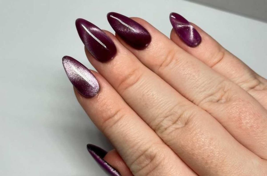Hermoso y reluciente efecto en uñas almendra