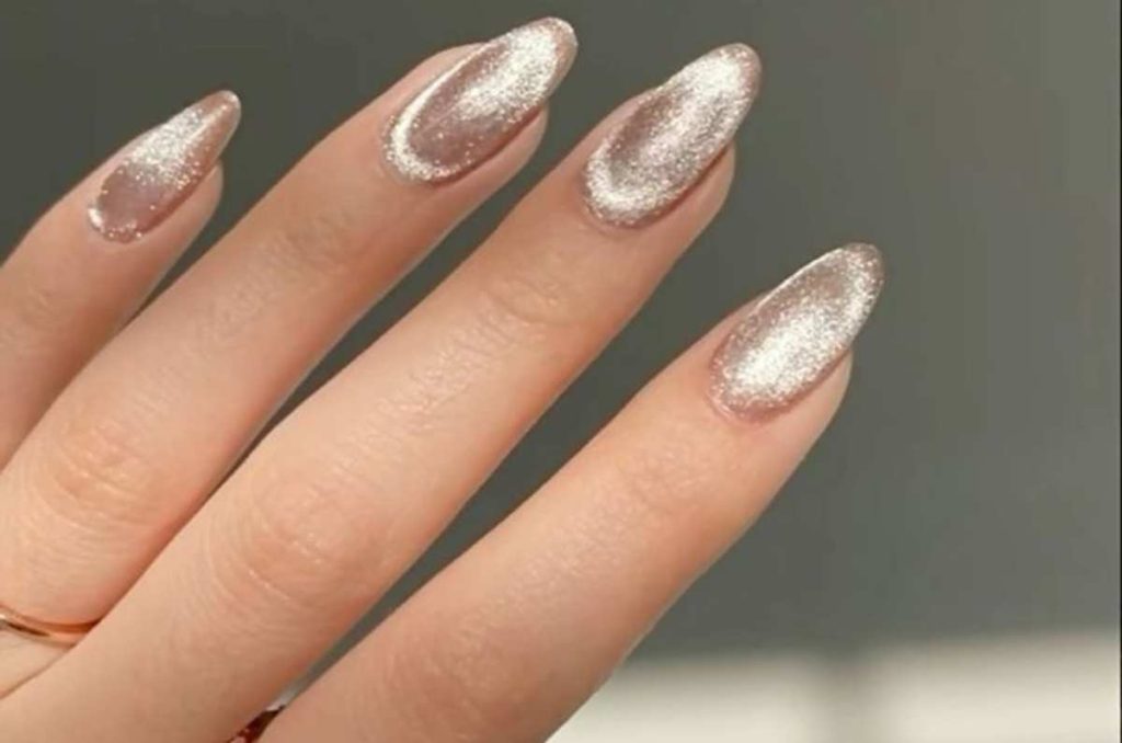 Hermoso y reluciente efecto en uñas almendra