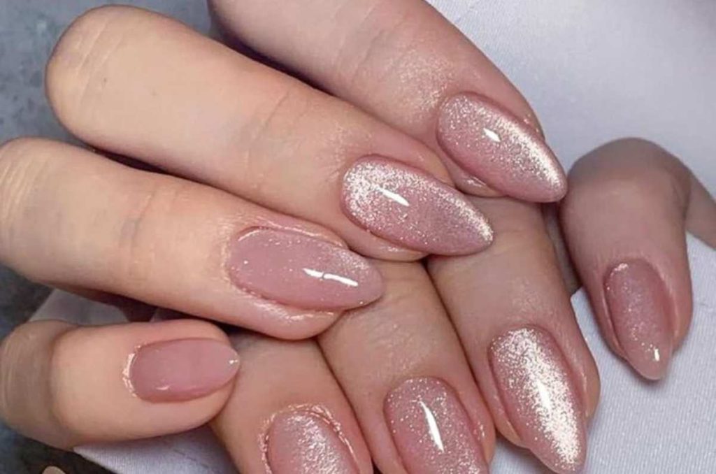 Uñas almendradas en tono rosa pastel con efecto cat eye magnético