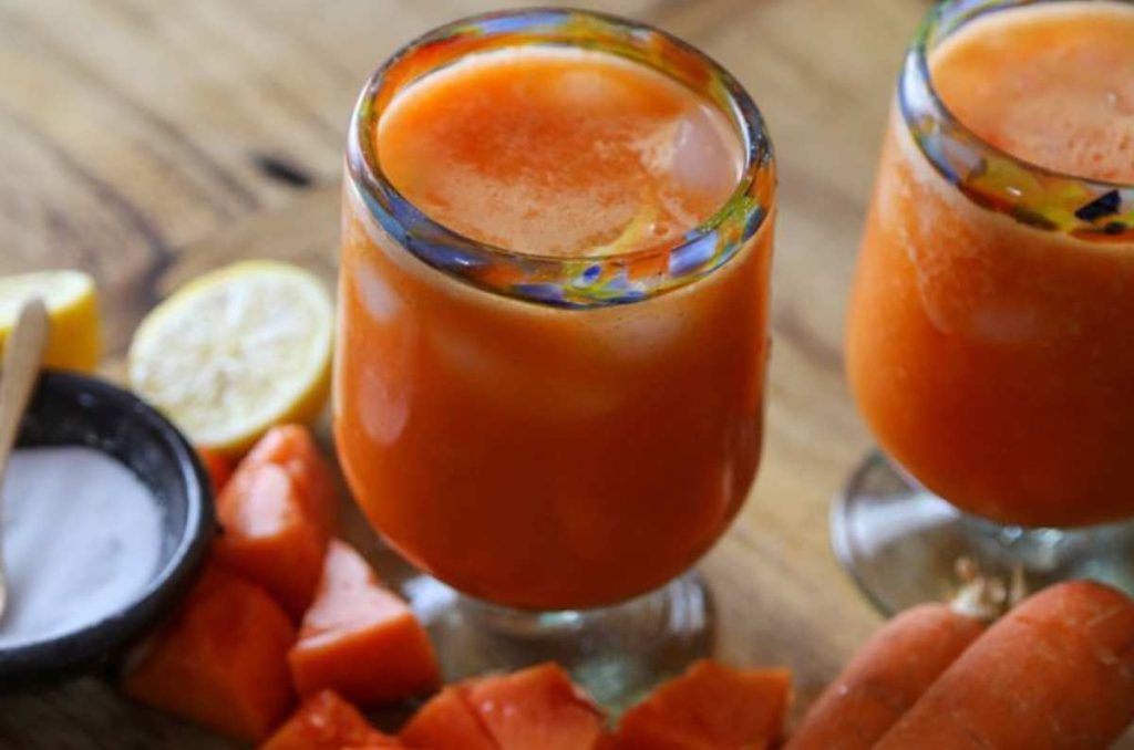 Jugo para desintoxicar de papaya y zanahoria con avena