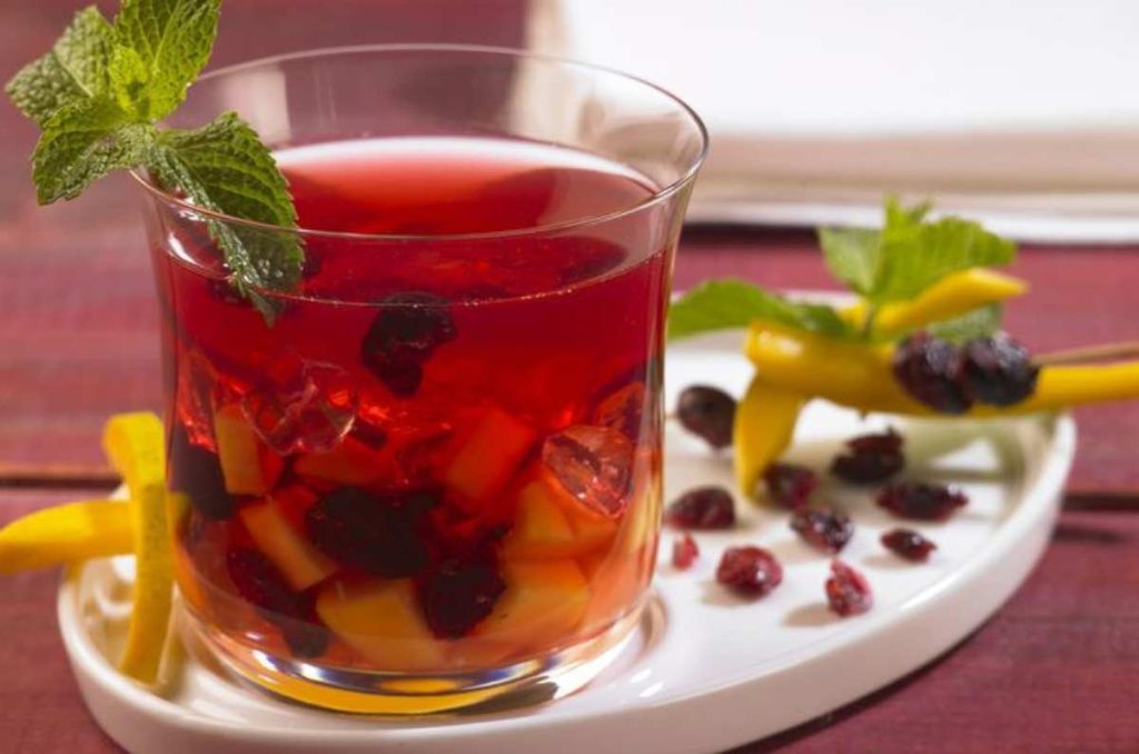 Jugo detox de manzana, pepino y arándanos
