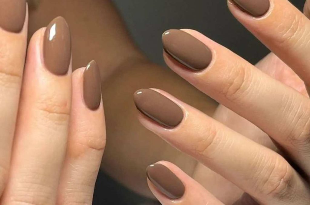 Estos son los diseños en uñas Mocha Mousse más elegantes que podrás llevar en el 2025