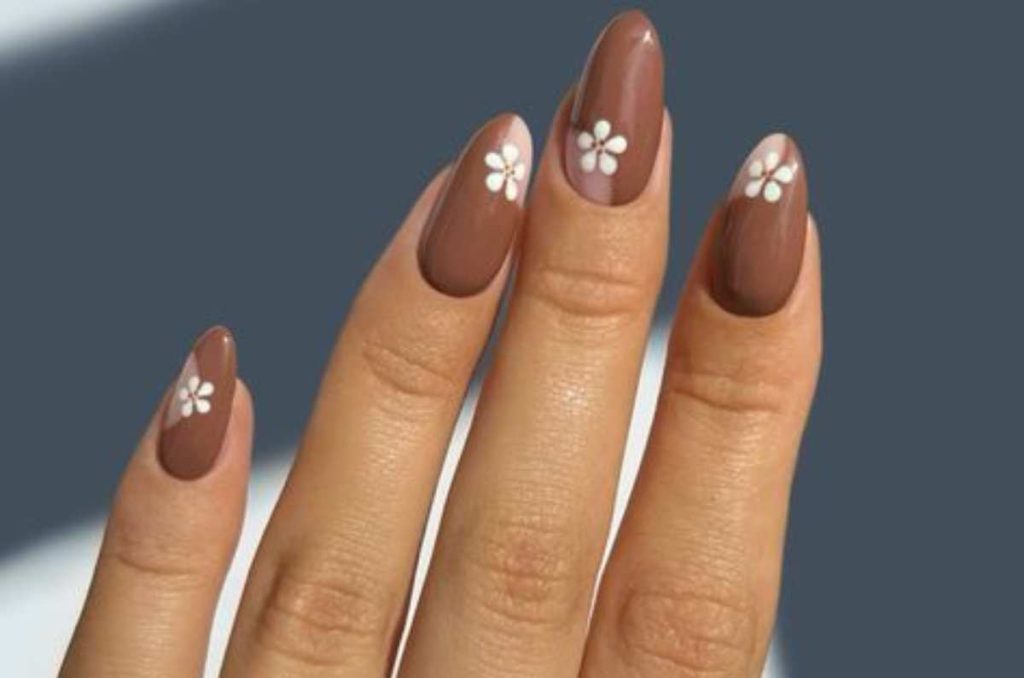 Estos son los diseños en uñas Mocha Mousse más elegantes que podrás llevar en el 2025