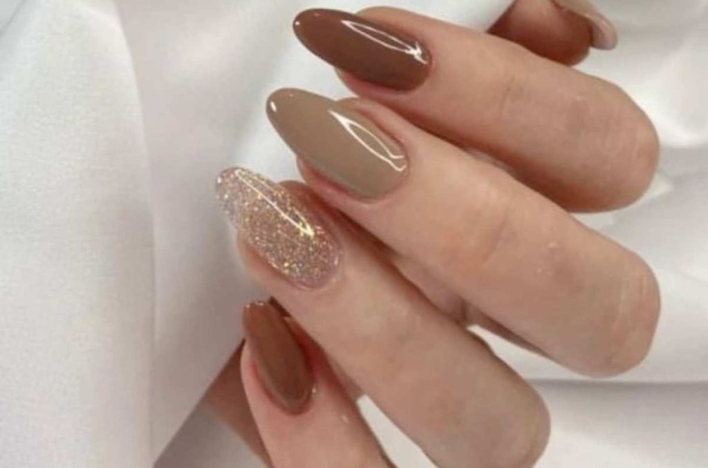 Estos son los diseños en uñas Mocha Mousse más elegantes que podrás llevar en el 2025