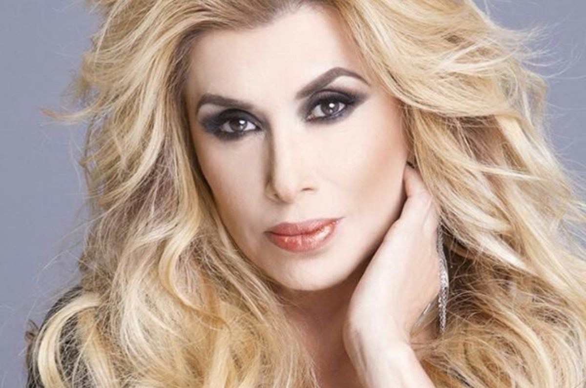 Ella es la hija de la cantante Dulce, quien permanece alejada del medio