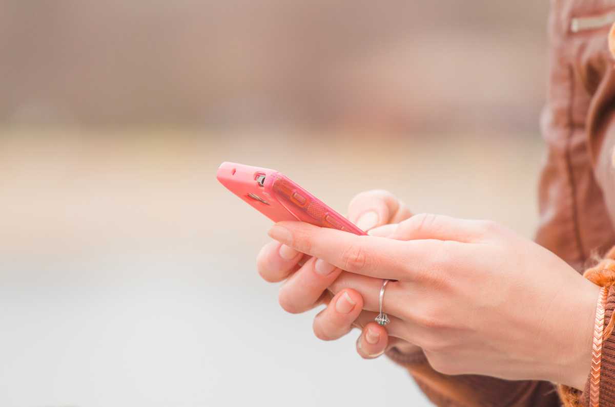 ¿Por qué recibo mensajes de Somos News en mi teléfono?