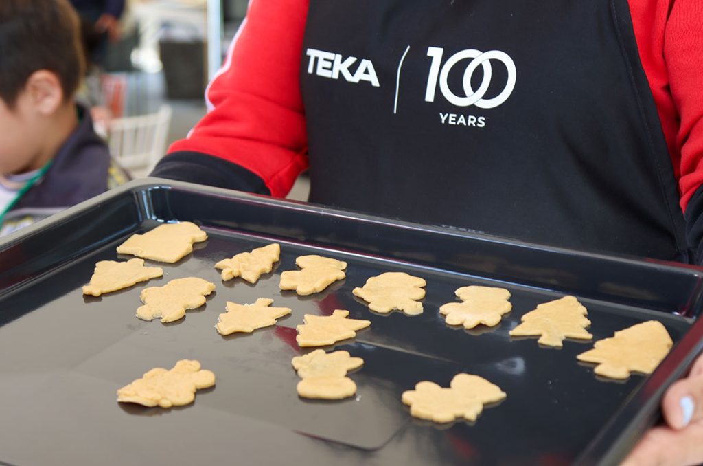 TEKA dona bebederos a Papalote Museo del Niño y celebra con un taller de galletas de jengibre