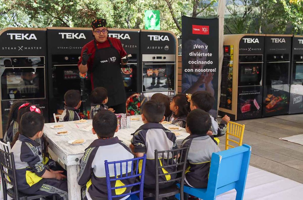 TEKA dona bebederos a Papalote Museo del Niño y celebra con un taller de galletas de jengibre