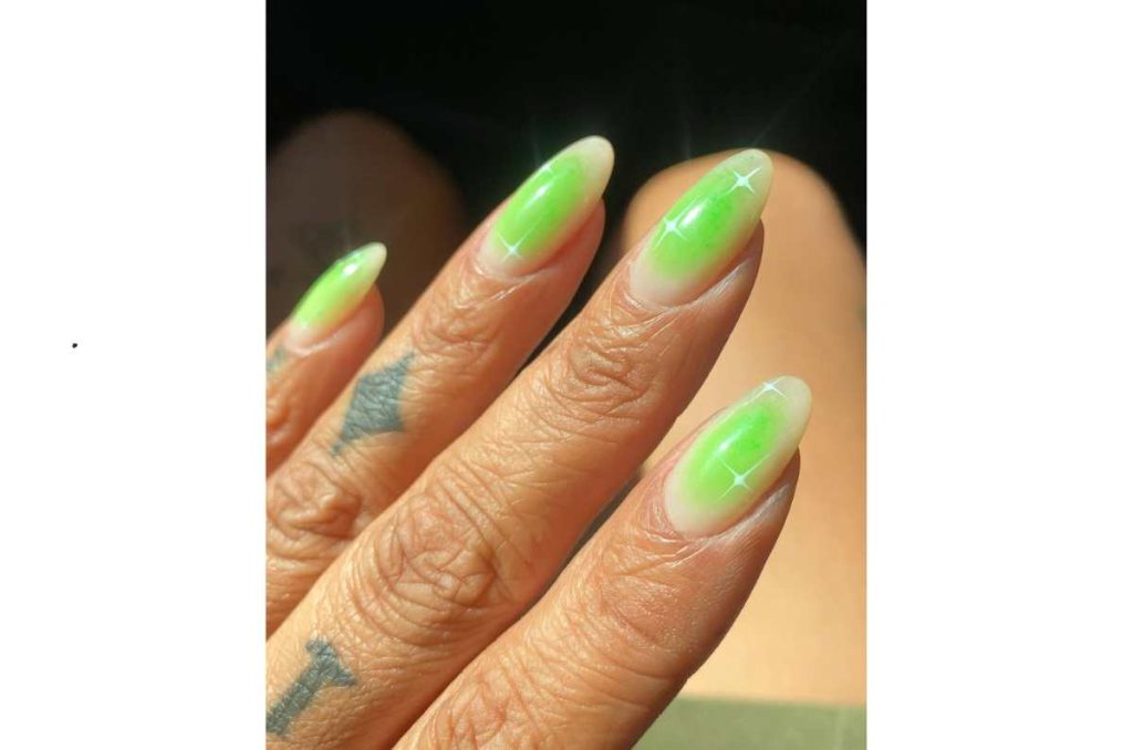 Uñas verdes efecto aura