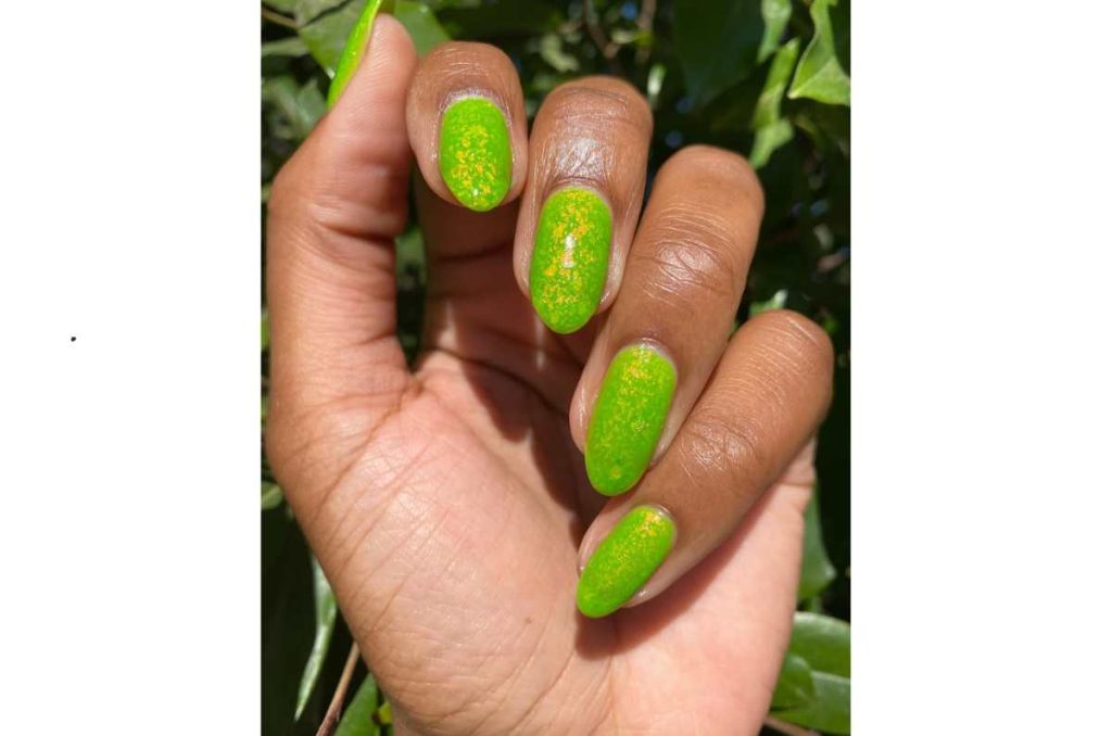 uñas verdes neon